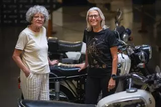 Cecilia y Candelaria, primeras mujeres policías, y motoristas, de Santa Cruz de Tenerife y de Canarias