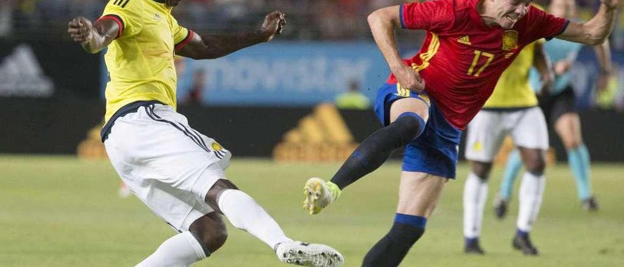 Iago Aspas recibe la entrada de Cristian Zapata durante el amistoso antes Colombia. // Efe