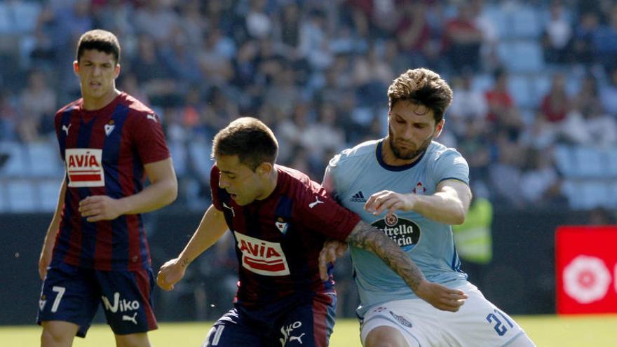 Carles Planas (derecha) y Rubén Peña disputan un balón.