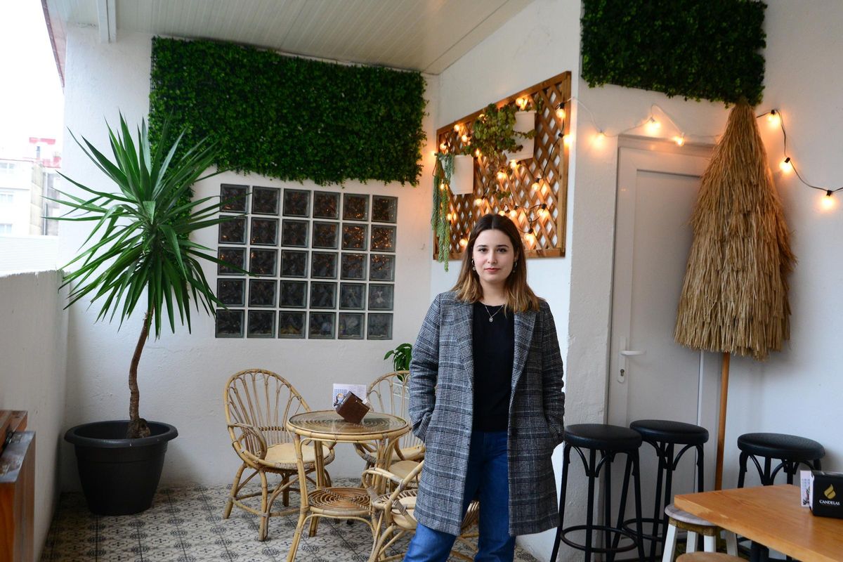 A artista bueuesa Nerea Cordeiro, onte, na terraza da cafetaría Jonkon.