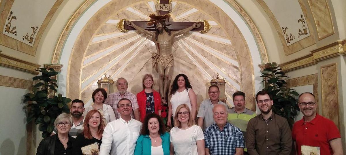 La comitiva posando con el Cristo del Monte Calvario