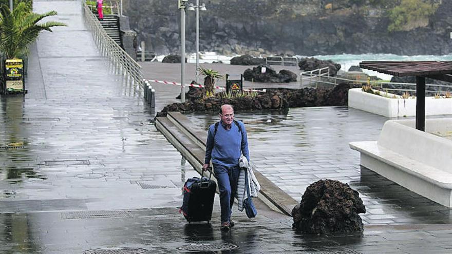 Un turista abandona la ciudad de Puerto de la Cruz el pasado jueves.