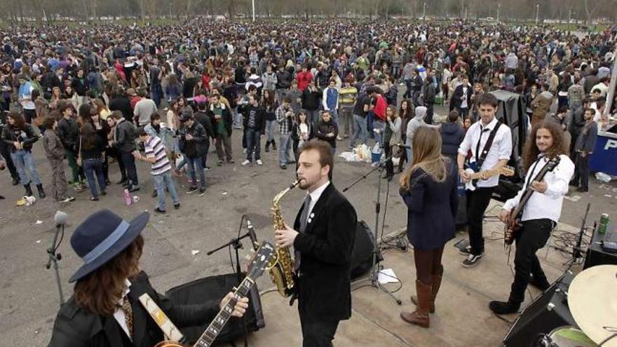 Un grupo de música toca ante los miles de asistentes a la espicha de Ingenieros, ayer, en el parque Hermanos Castro.