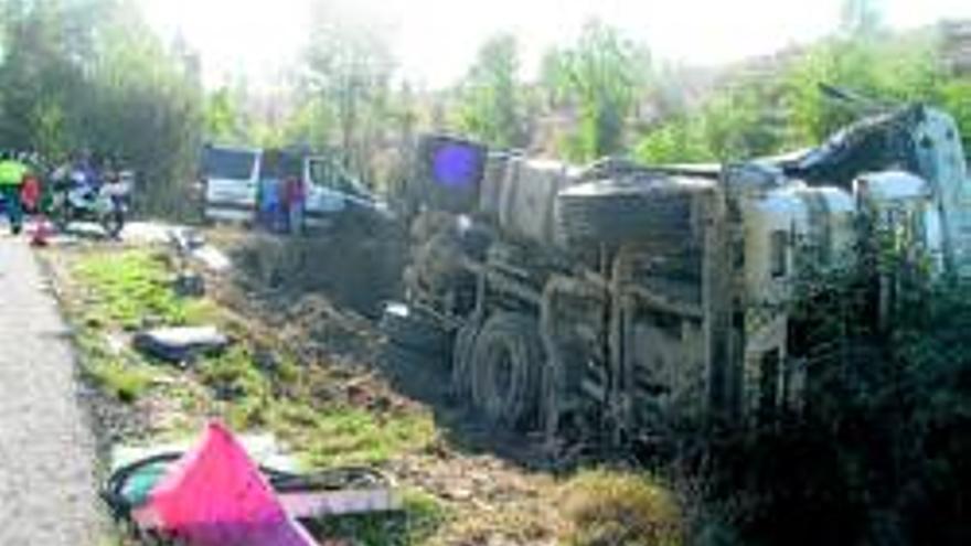 Un tractor y un camión colisionan en El Batán