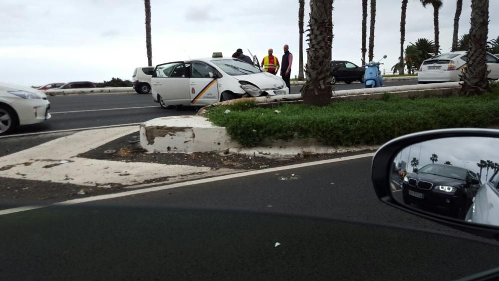 Un taxi choca contra la mediana en la Autovía Marítima