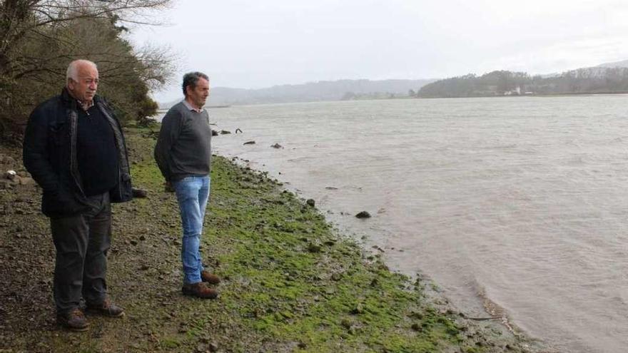 Andrés Pérez Cuétara y José Manuel Estrada Gancedo, en la orilla de la ría de Villaviciosa.