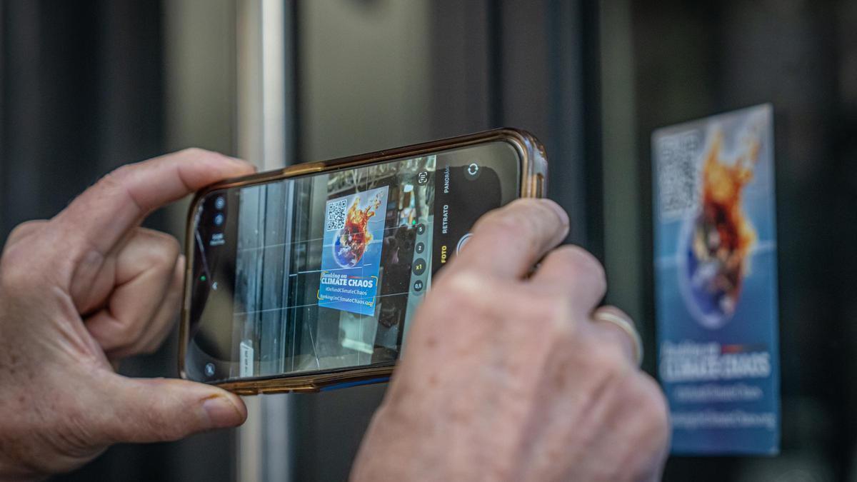 Un ciudadano captura un QR en Barcelona hace unos días