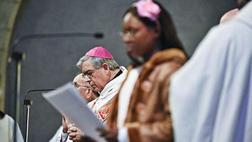 El pare abat de Montserrat en el moment de les pregàries, a l&#039;església del Carme