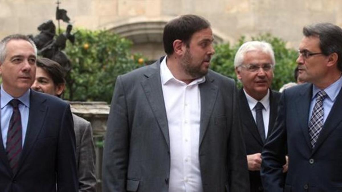 De izquierda a derecha, Pere Navarro, Oriol Junqueras y Artur Mas, en diciembre del año pasado. JULIO CARBÓ