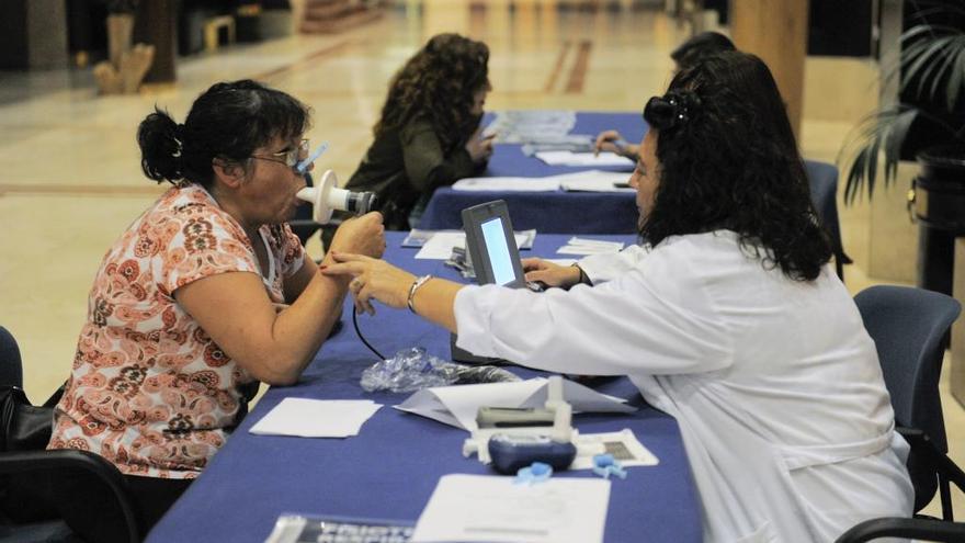 Una mujer realiza una espirometría.