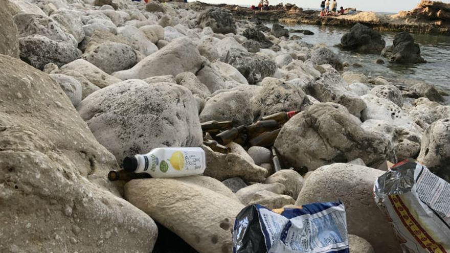 Botellines de cerveza y otros desperdicios, en la Cala Blanca