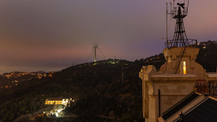 La torre de Collserola convida els usuaris del funicular al capvespre