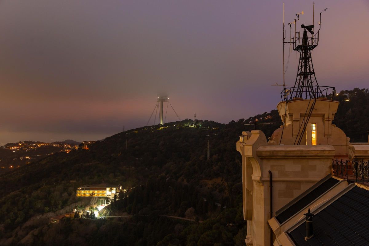 La Torre de Collserola de Barcelona, cubierta por las nubes bajas La Torre de Collserola de Barcelona, cubierta por las nubes bajas