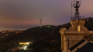 La Torre de Collserola de Barcelona, cubierta por las nubes bajas