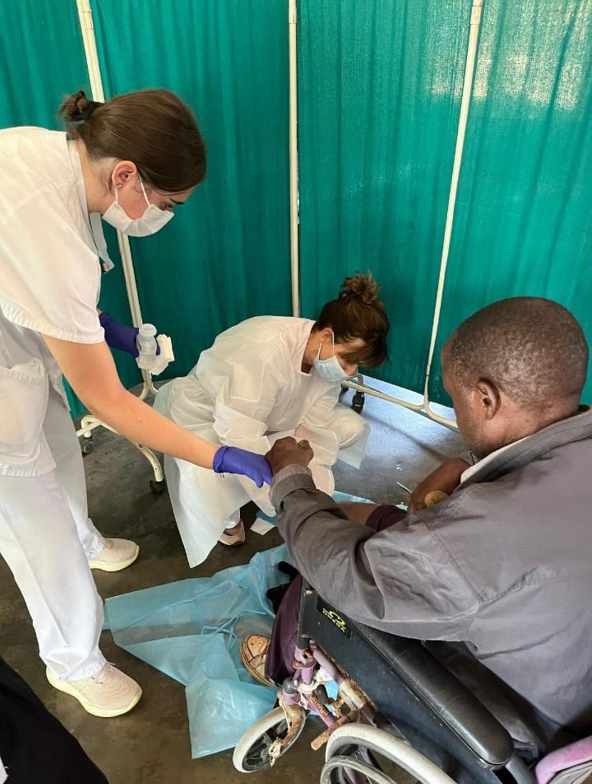Maria Campabadal i Aurora Garriga atenent un pacient a Malawi