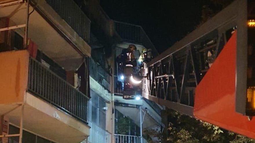 Bomberos apagando el incendio