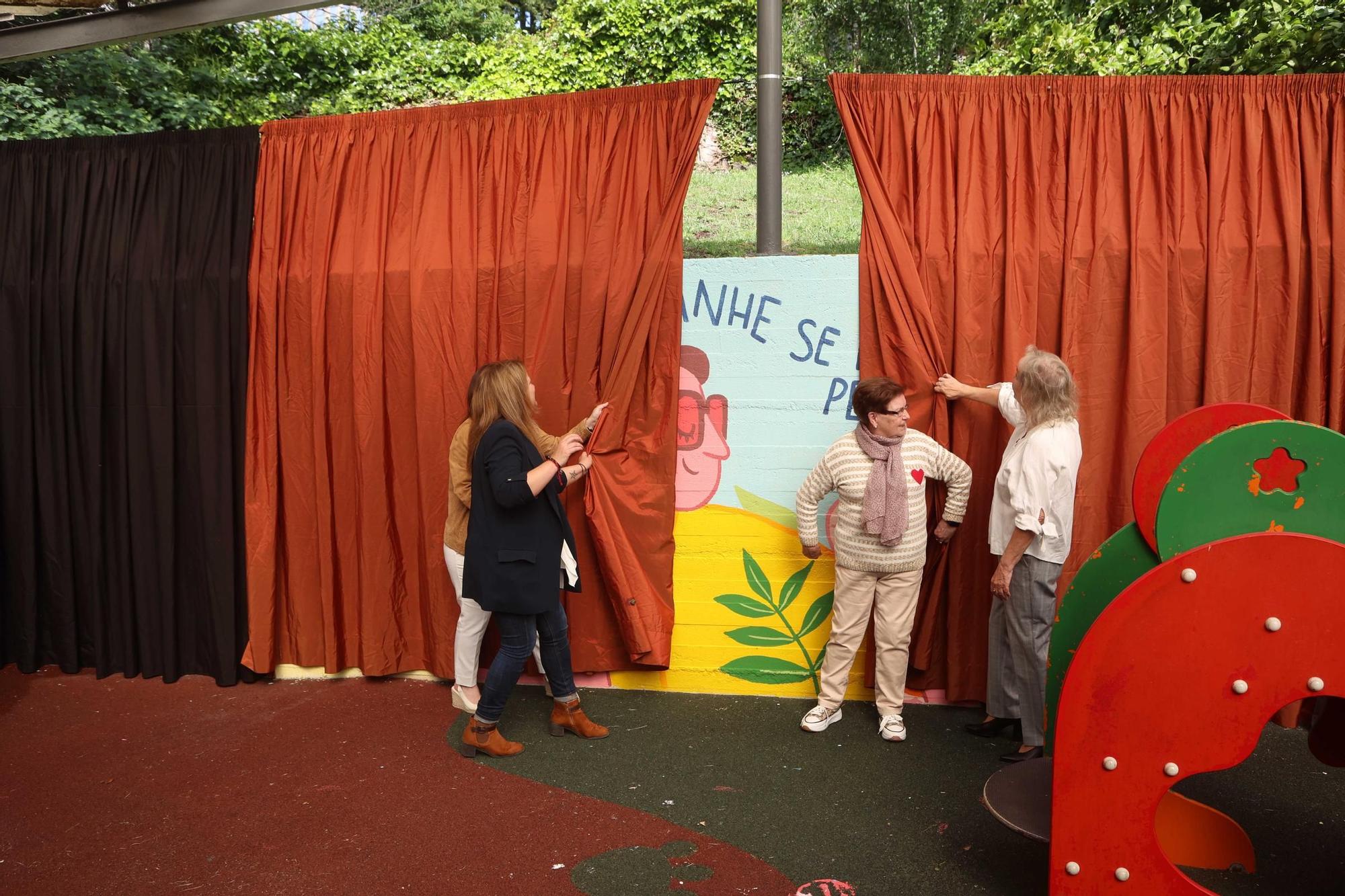 As cantareiras Adolfina e Rosa Casás decoran as paredes da escola infantil Luís Seoane
