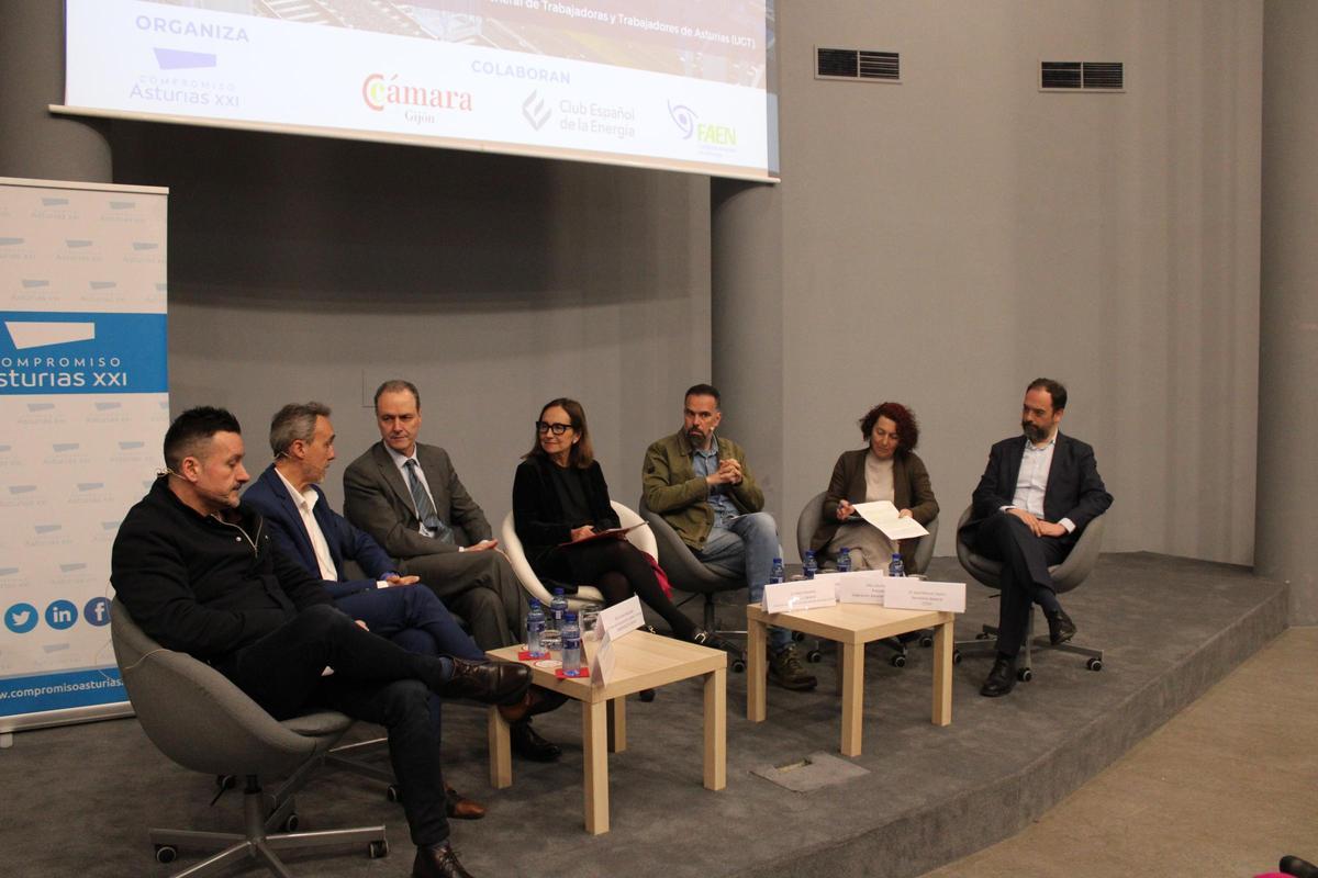 Por la izquierda, Javier Fernández Lanero, Carlos García, Alberto González, Carmen Benavides (moderadora y decana de la Facultad de Economía), José Manuel Zapico Cecilia Pérez (presidenta de la Federación Asturiana de concejos) y Pedro González