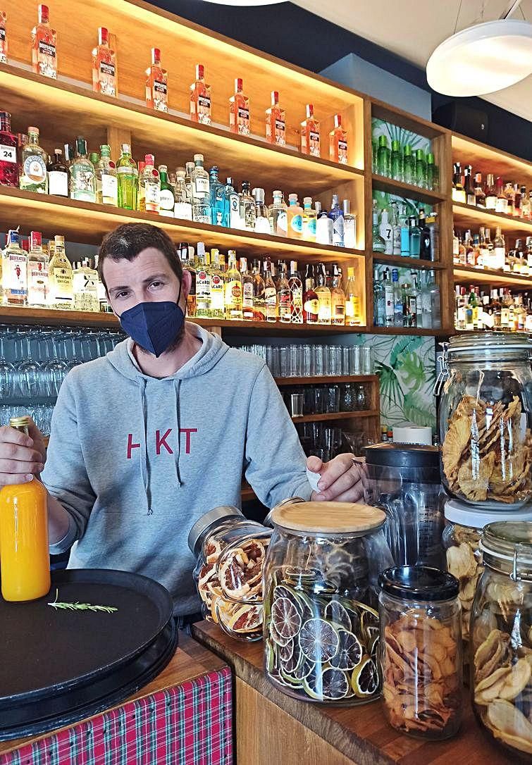 Alberto Díaz, ayer, en uno de los tres locales que tiene en la Pola.