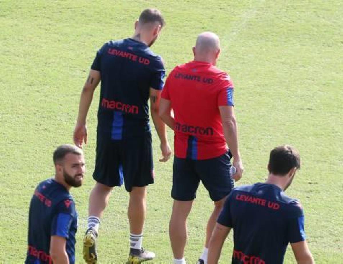 Iván López todavía no ha podido jugar esta temporada en partido oficial, debido a los problemas en su rodilla izquierda.