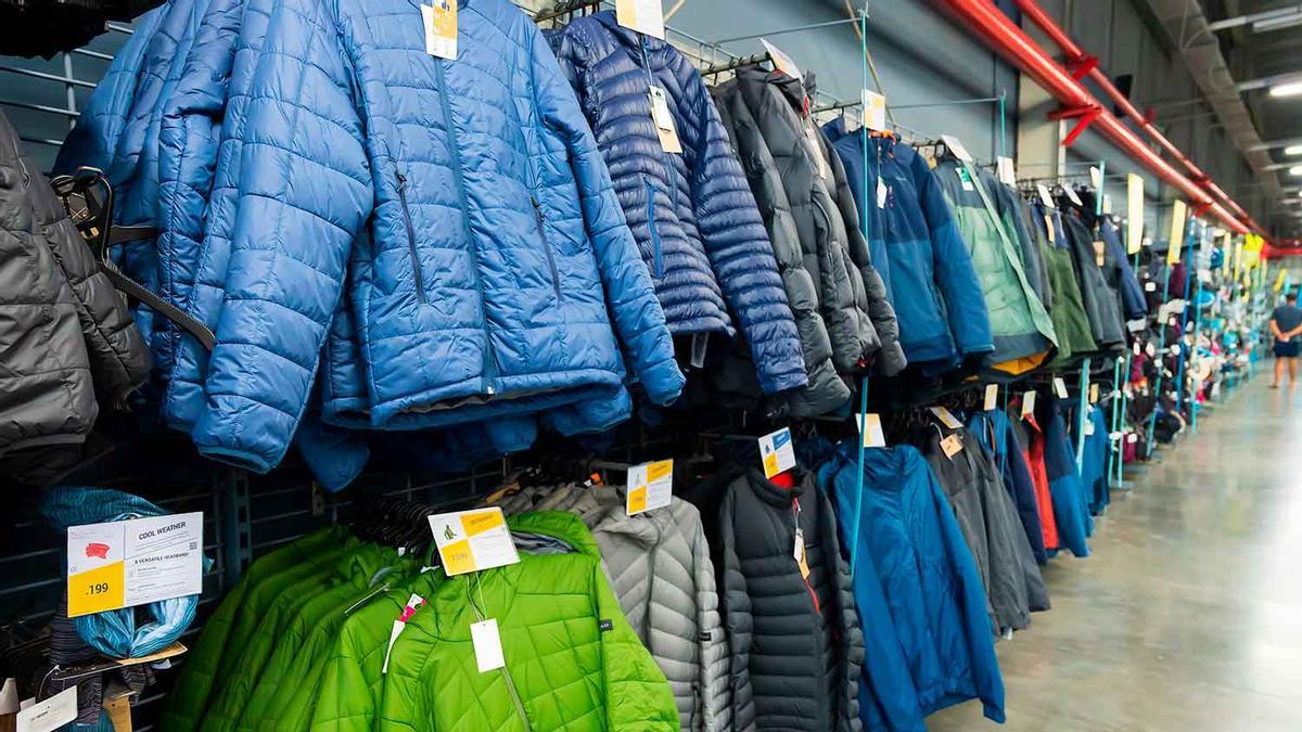 Colas en Decathlon para conseguir el nuevo abrigo calefactable que tiene una rebaja de 253 euros por tiempo limitado
