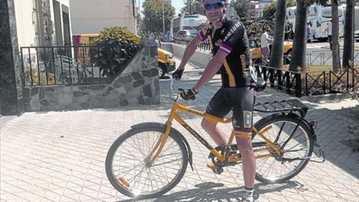 El proyecto 8 Sergio Pardilla, ayer, muestra una de las bicis solidarias de la oenegé de su equipo.