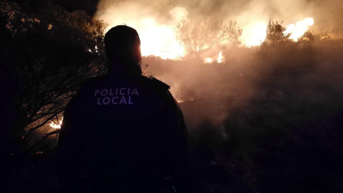 Un vecino lanza poco antes de Nochevieja fuegos artificiales frente a su casa y provoca un incendio en El Campello