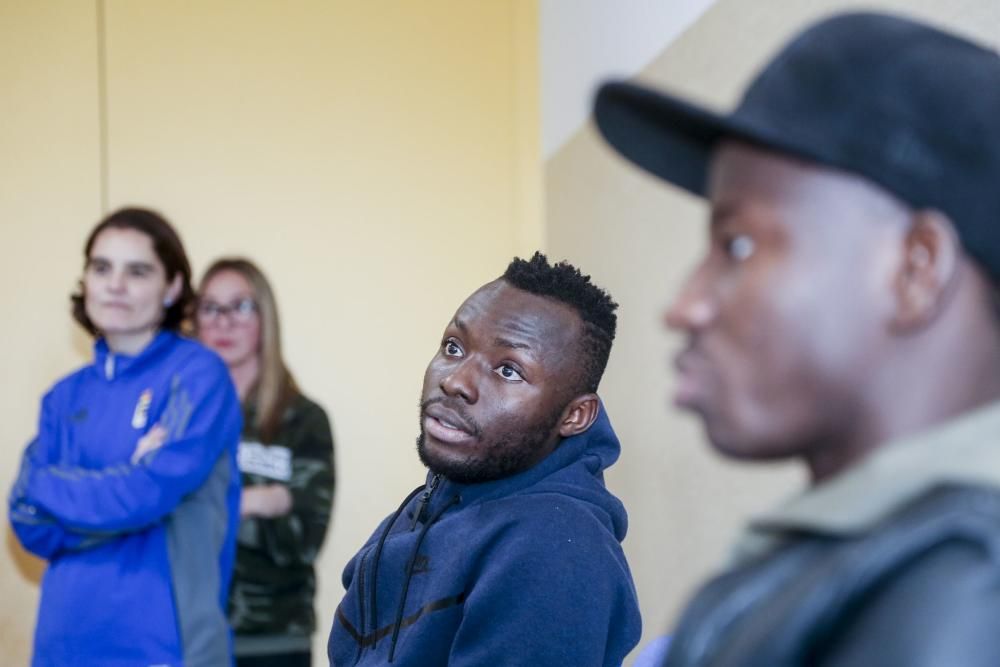 Los jugadores del Oviedo Uwusu y Yeboah visitan a los alumnos del colegio Carmen Ruiz Tilve