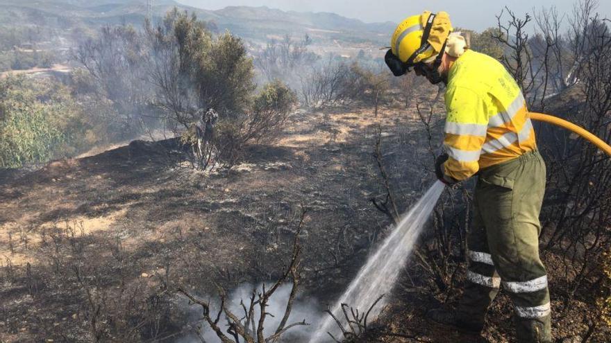 Bomberos trabajan en la extinción de dos incendios en Jérica