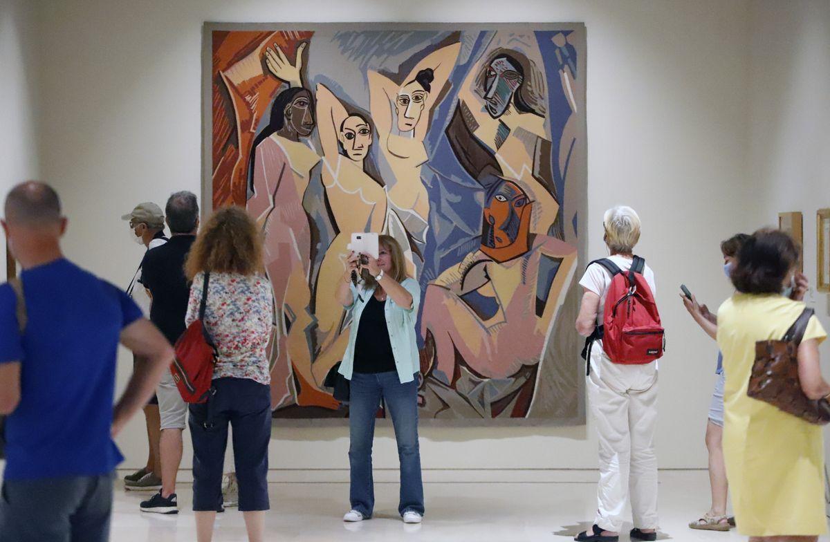 Varios turistas llenan una de las salas del Museo Picasso. 