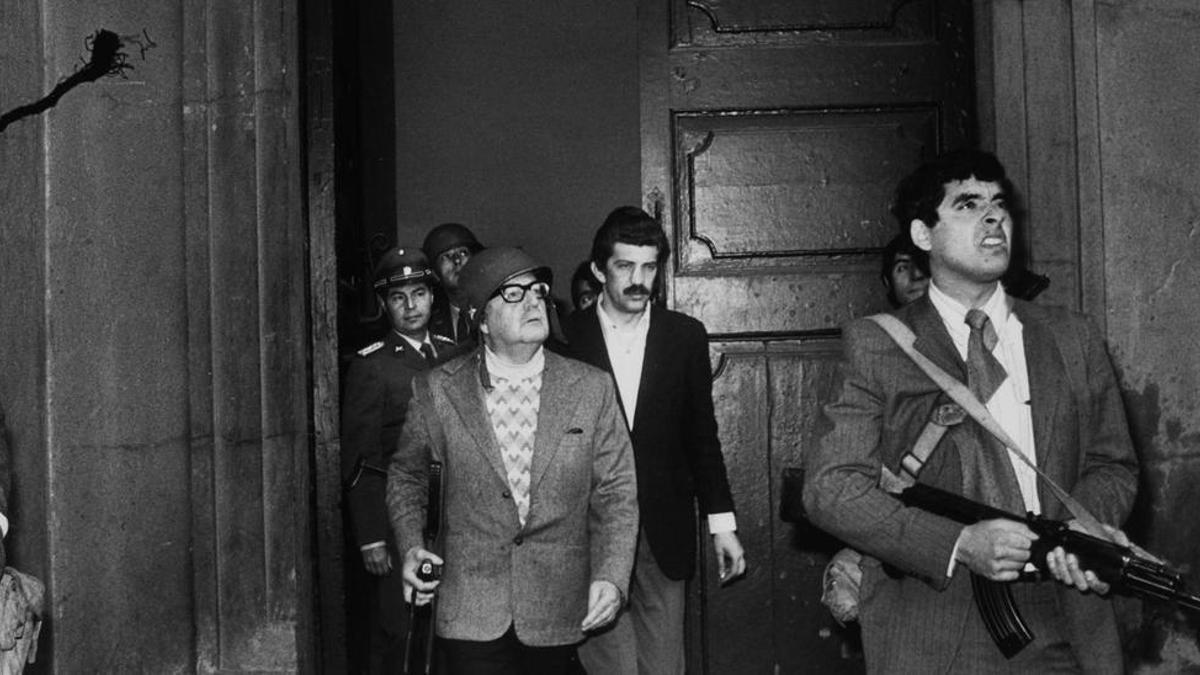 El presidente Salvador Allende y sus escoltas, salen del palacio de la Moneda para observar el sobrevuelo de la aviación golpista.