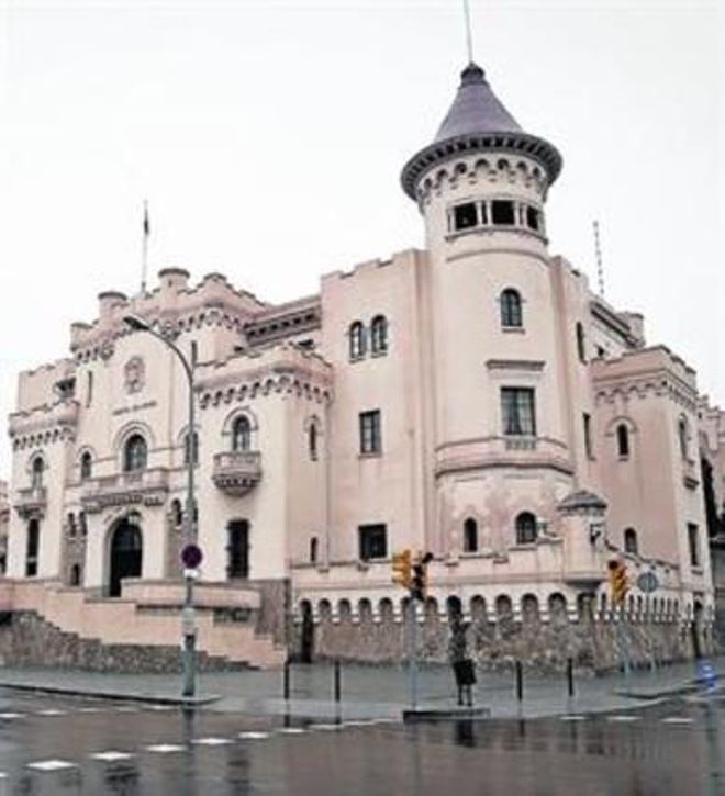 Façana de la caserna 8 En destaquen les torres, merlets i finestres.