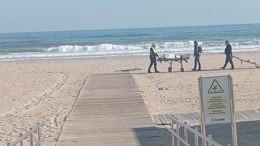 Hallan el cadáver desnudo de un hombre en la playa de Gandia