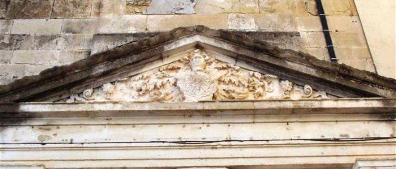 Escudo heráldico del primer barón de Bicorp en el antiguo castillo-palacio de la localidad.