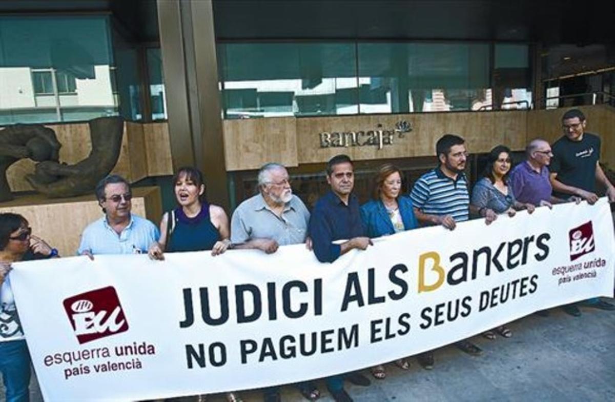 Protesta a la seu de Bancaixa per demanar que es depurin responsabilitats, ahir, a València. Protesta a la seu de Bancaixa per demanar que es depurin responsabilitats, ahir, a València.