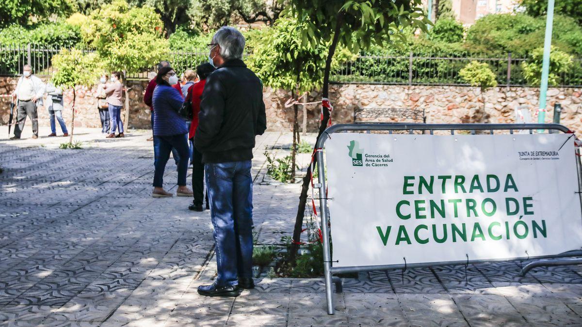 Personas que acudieron a vacunarse este miércoles en el palacio de congresos de Cáceres.