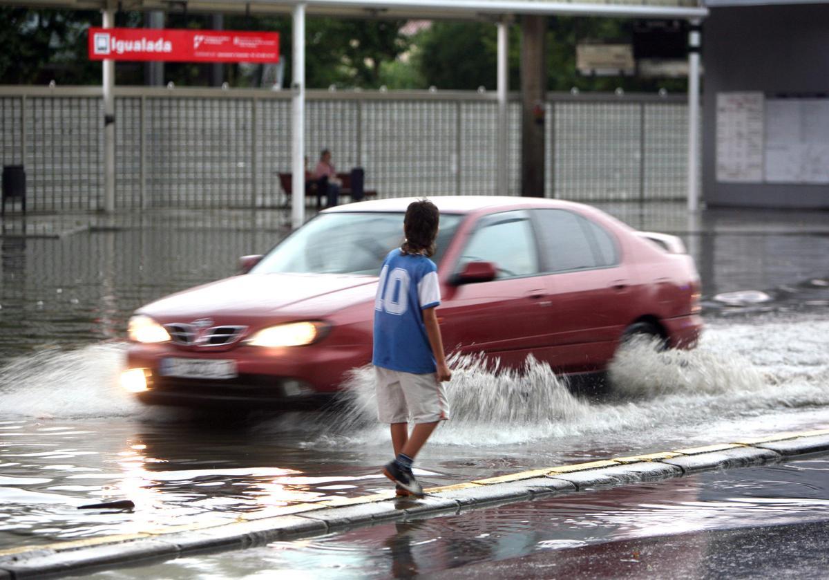 Coches circulando en una zona anegada tras las inundaciones por las fuertes tormentas en Igualada