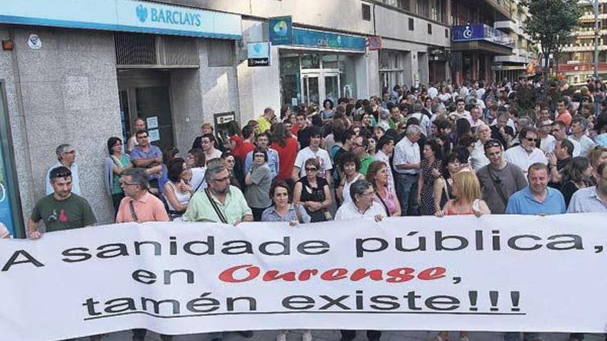 Cientos de personas secundaron la concentración en defensa de la sanidad pública y el mejor trato para Ourense en infraestructuras. // I. O.