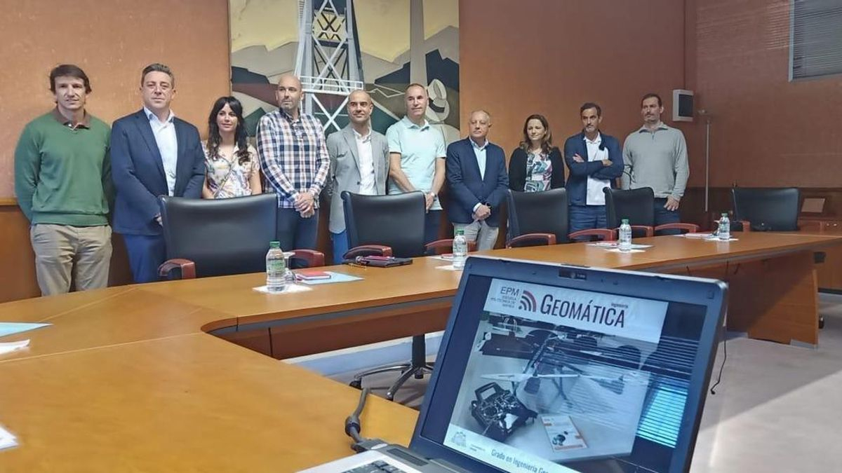 Participantes en la reunión del grupo de trabajo celebrada ayer en el campus de Mieres.