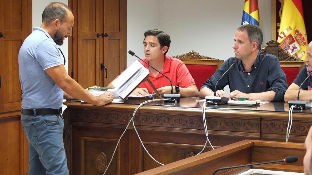 Pleno de toma de posesión de Abelardo Zaragoza (i) como concejal en la Vilavella, en julio del 2019.