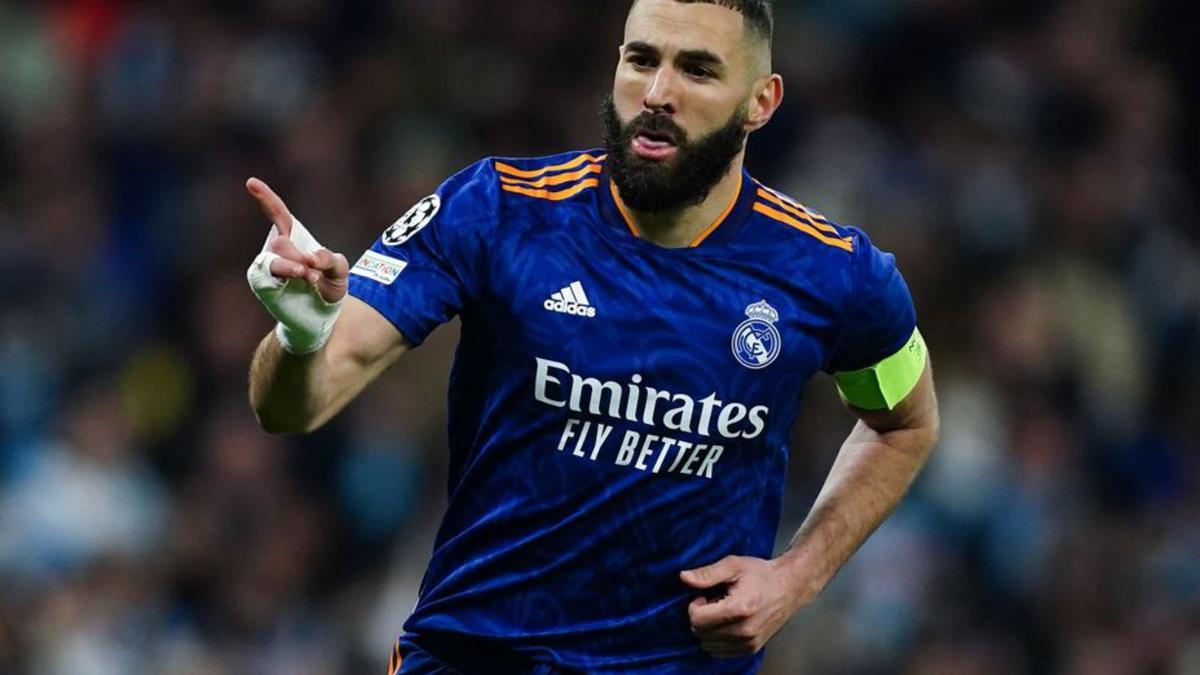 Benzema celebra uno de sus goles al Manchester City. |  // E. P.