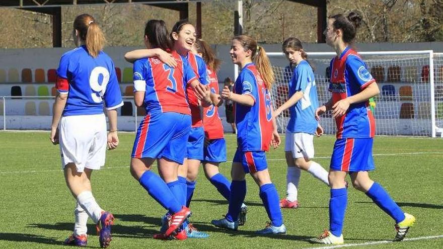 Las jugadoras de la UD Ourense festejan uno de los goles. // J.Regal