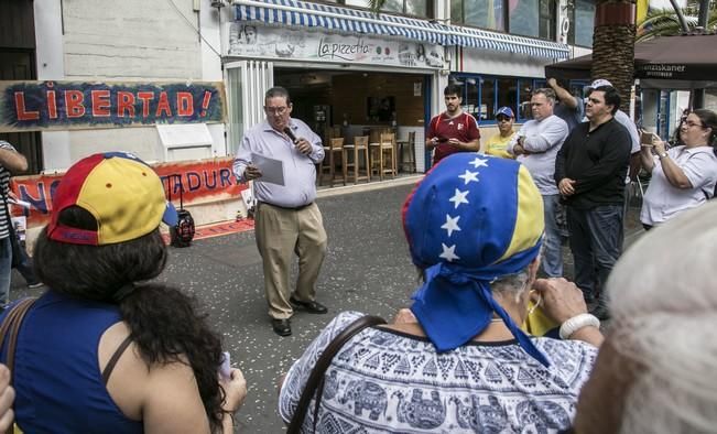 19/04/2017 MANIFESTACIONES  concentración de residentes venezolanos frente a la embajada de su pais para reclamar  elecciones libres