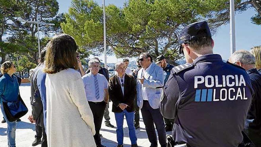 Imagen de las autoridades locales en la presentación del operativo.