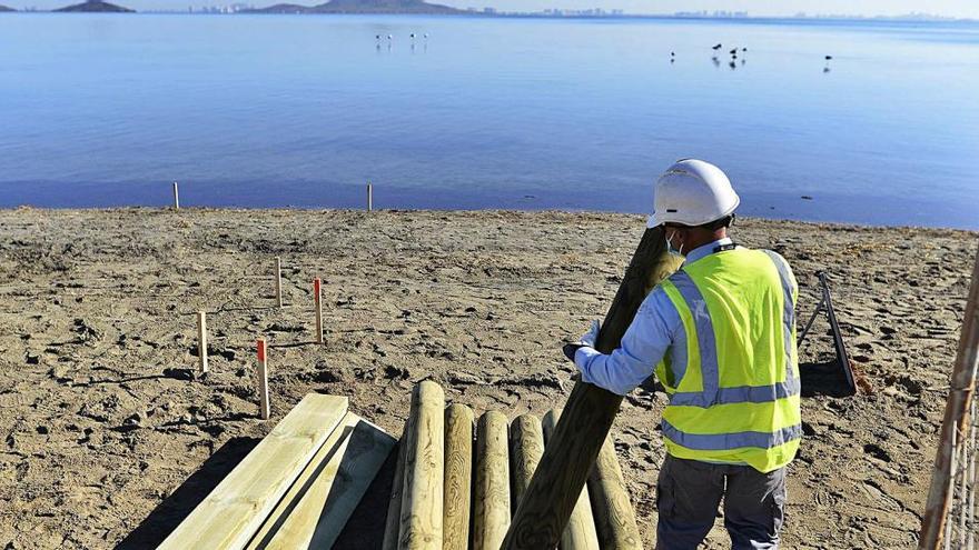 Un obrero trabaja en la instalación de uno de los balnearios.