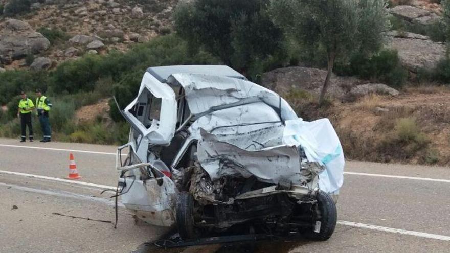 Fallece el conductor de una furgoneta en un choque con un tráiler en Alcañiz