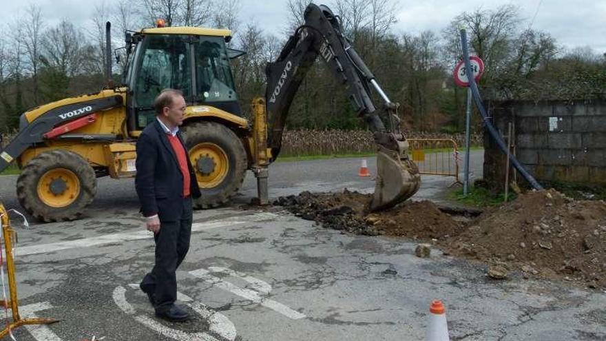 El alcalde Represas, supervisando una obra. // D.P.