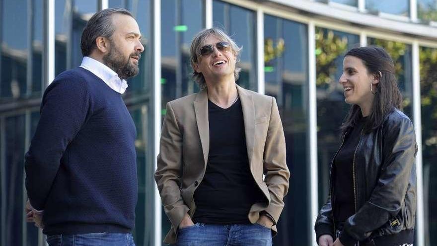 Rafael Cuíña, Roi Casal y Lara Rodríguez, ayer, en el exterior del Concello de Lalín. // Bernabé/Javier Lalín