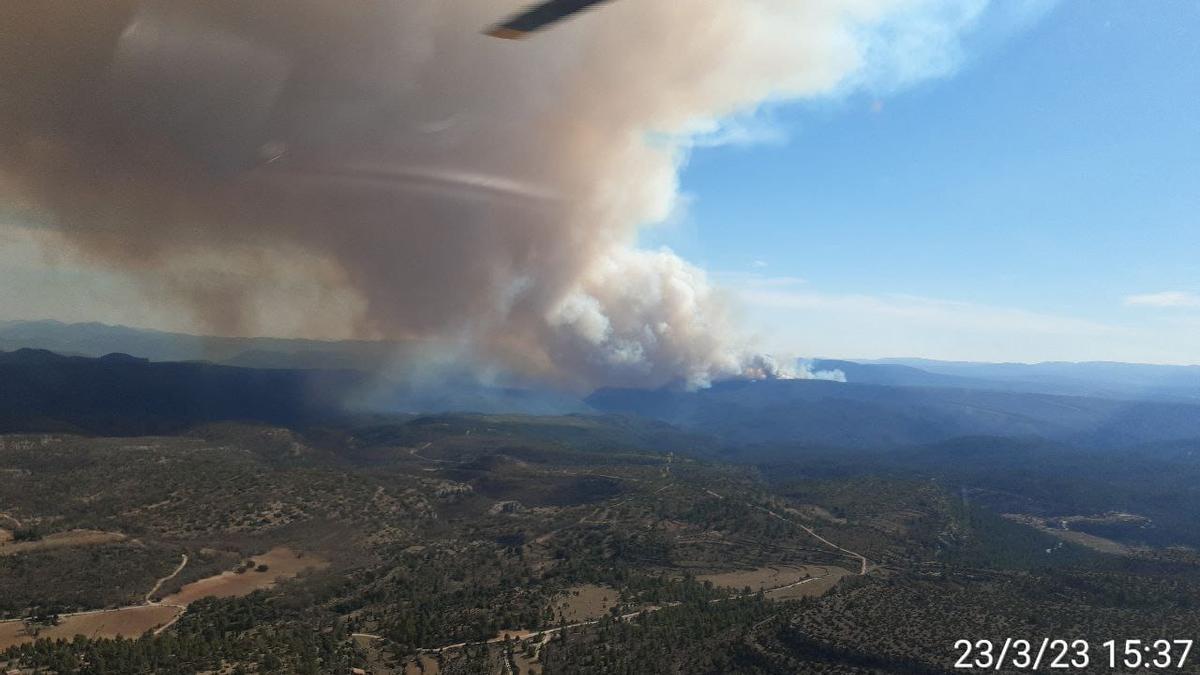 Vista área del incendio forestal desde Olba (Teruel)