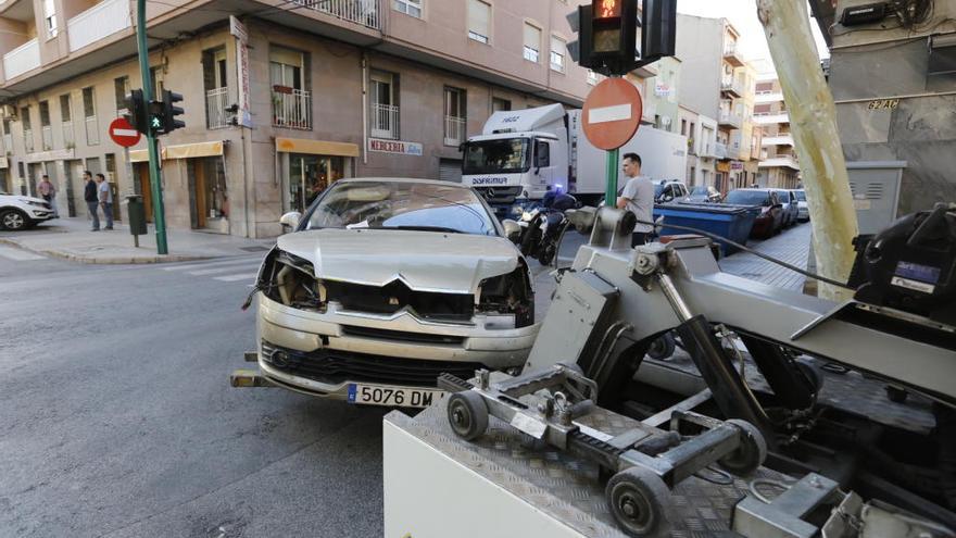 Herida una mujer tras colisionar dos coches en la calle Mariano Benlliure en Elche